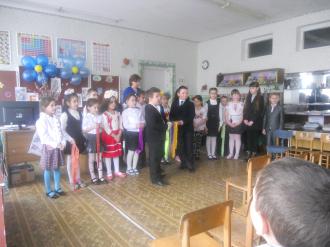 /Files/images/8_ber_2017/свято мам у початк школі.JPG